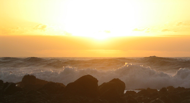 neumond-flut an der playa inglés